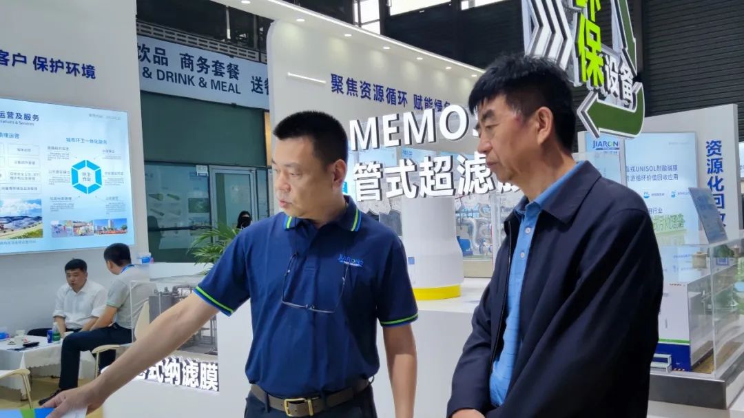 ky开元官网总经理蒋林煜与客户交谈