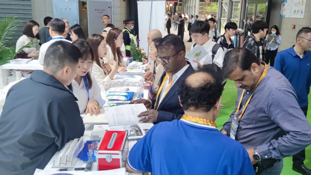 东南亚客户光临ky开元官网展台咨询污水处理